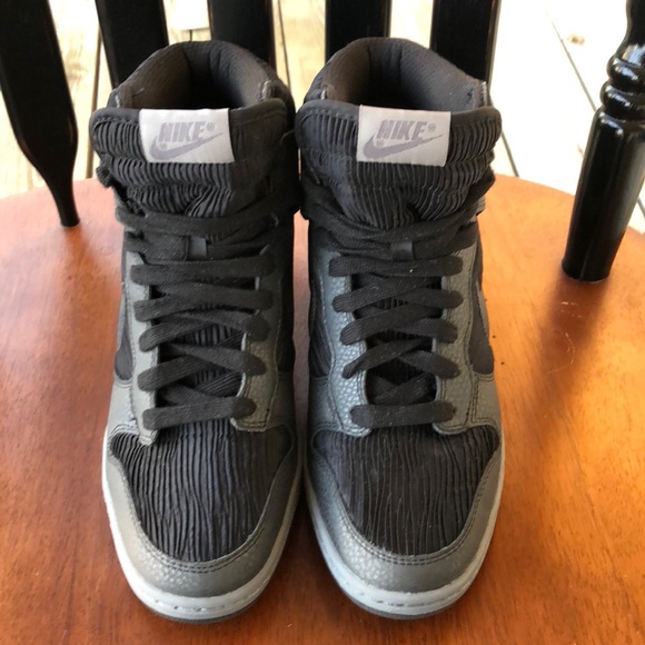 Like New- Black Nike Platform Sneakers Size 9M - Picture 1 of 5